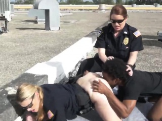 A black wrongdoer pleasures cop's pussy